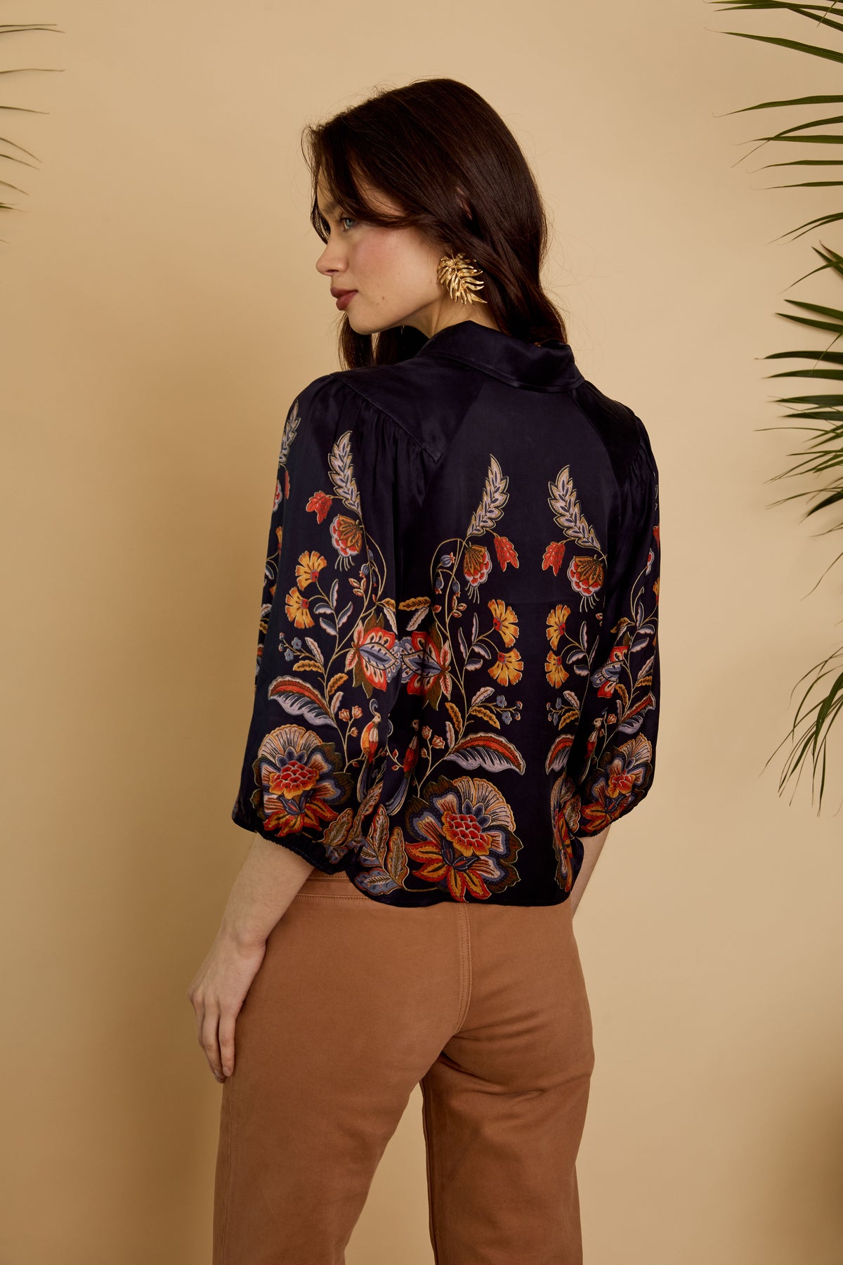 Back view of model wearing the Juliette Top in Bush Paradise, showing the relaxed fit, floral print, and 3/4-length sleeves